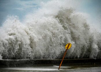 Huracán Ian causa "catastróficos" vientos, marejadas e inundaciones en Florida