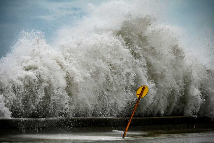 Huracán Ian causa "catastróficos" vientos, marejadas e inundaciones en Florida