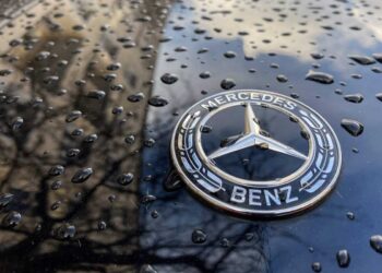 Mercedes llama a revisión casi un millón de coches