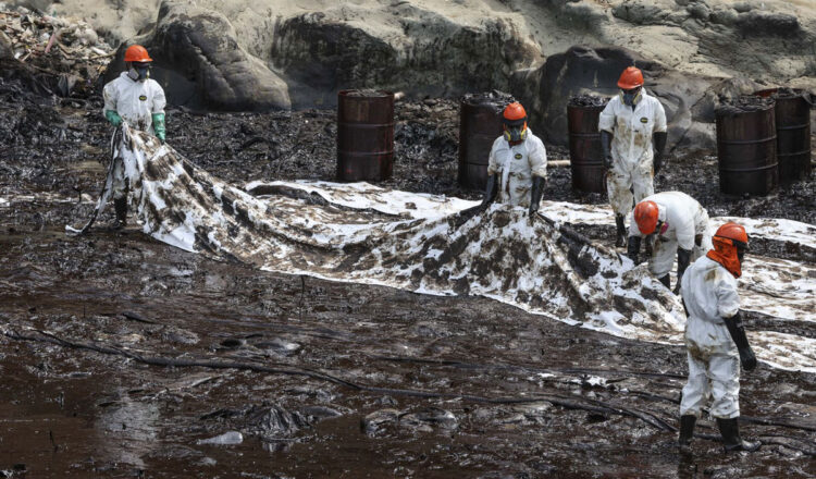 El crudo derramado en el mar en Perú fue el doble que el informado hasta ahora