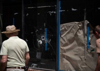 Cinco muertos y dos docenas de heridos dejan dos tiroteos en EEUU