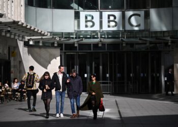 La BBC cumple 100 años en pleno cuestionamiento sobre su futuro