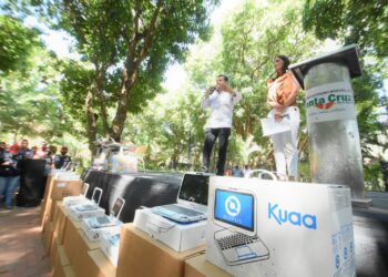 Jóvenes y señoritas de nivel secundario se beneficiarán con los equipos. Foto: AGMSC