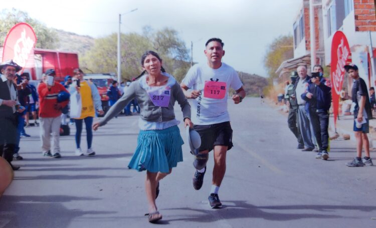 Momento en que llegan a la meta doña Clementina y Aurelio. Foto: Facebook Aurelio Arce