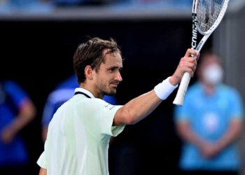 Medvedev pasa a cuartos de final del Open de Australia, Kanepi da la sorpresa