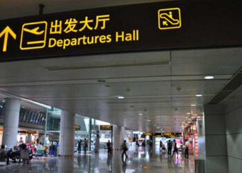 Hong Kong reduce la cuarentena para viajeros a dos semanas