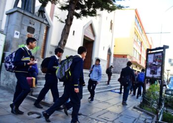 Estudiantes de una unidad educativa del centro de La Paz. Foto: Archivo LR