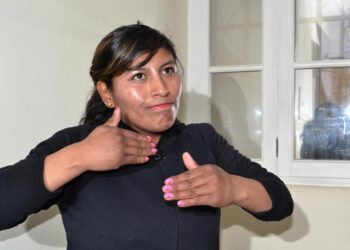 Una mujer se expresa con lenguaje de señas. Foto: Archivo LR