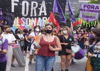 Miles de mujeres brasileñas marchan contra Jair Bolsonaro