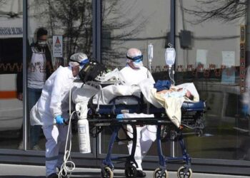 Gobierno francés se opone a readmitir a médicos no vacunados contra el COVID-19