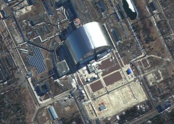Ucrania anuncia restablecimiento de electricidad en Chernóbil, en manos rusas