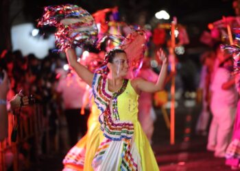 Santa Cruz celebra su primera Precarnavalera con 36 ballets folklóricos
