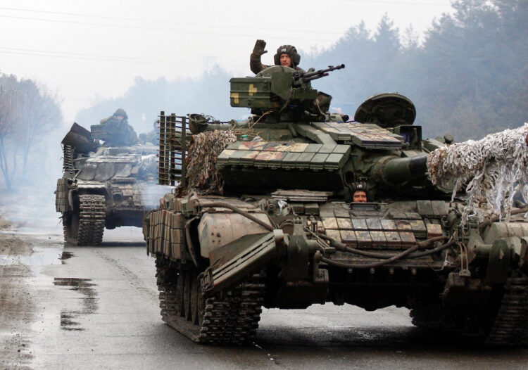 Ucrania resiste al avance ruso y Zelenski afirma que se queda en Kiev