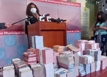 A tres días de la Alasita, decomisan casi 73 kilos de billetes de tamaño real