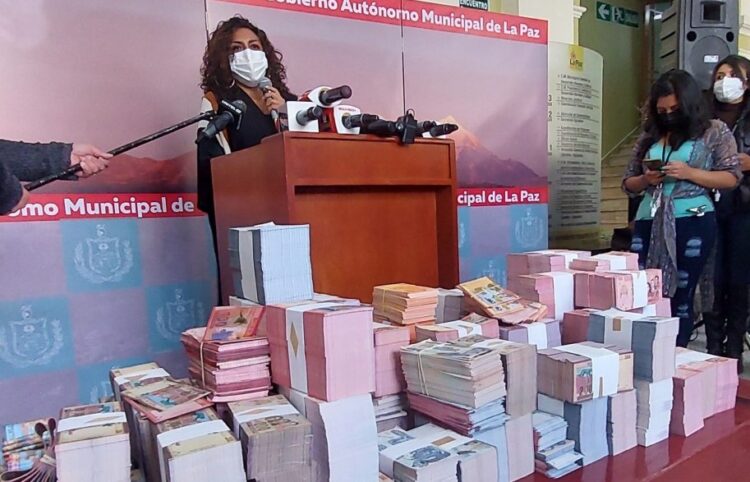 A tres días de la Alasita, decomisan casi 73 kilos de billetes de tamaño real
