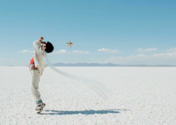 Dialogando con las estrellas, un recorrido por la obra ‘Warawar wawa’ de River Claure