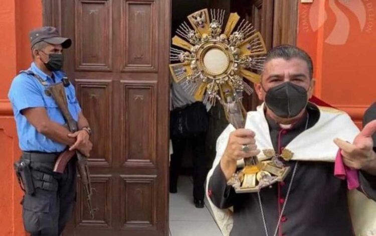 Policía de Nicaragua ingresa a residencia de obispo crítico de Ortega