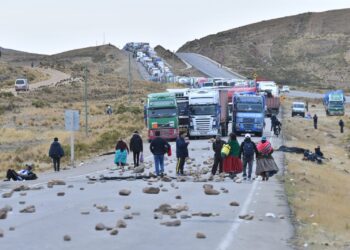 Bloqueo minero en Vila Vila persiste; más de un centenar de vehículos están varados en ruta