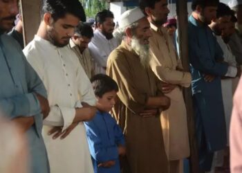 Pakistán deporta a más de 30 refugiados afganos.