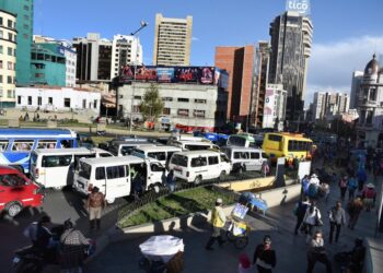 Trancadera en hora pico del eje central de la ciudad de La Paz. Foto: Archivo LR
