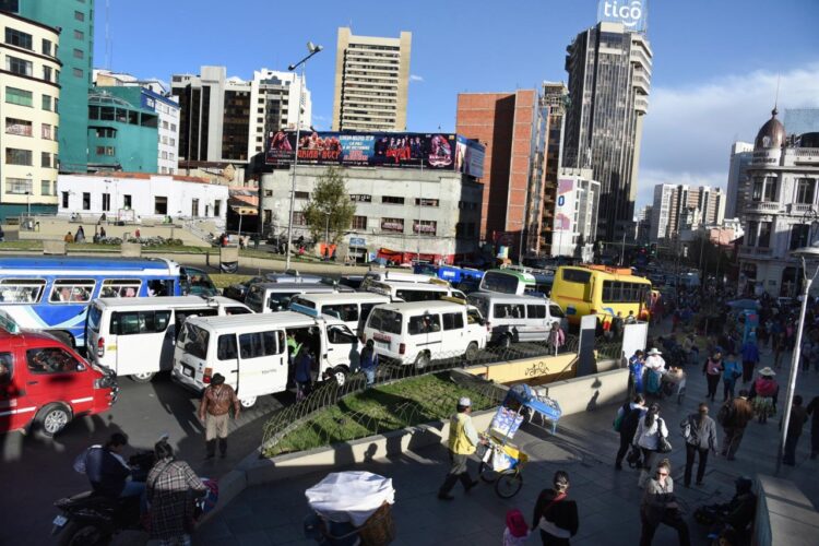 Trancadera en hora pico del eje central de la ciudad de La Paz. Foto: Archivo LR