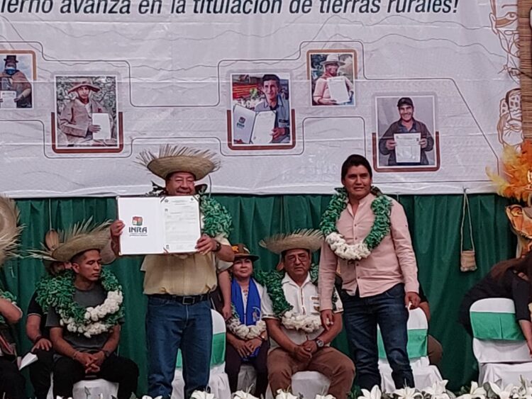 El presidente Luis Arce entrega títulos de propiedad en Santa Cruz. Foto: MDRyT