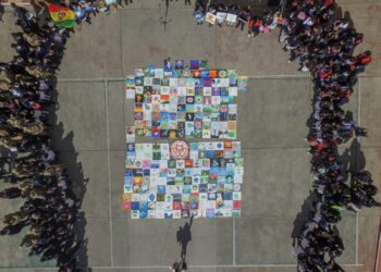 Estudiantes de La Paz suman 300 obras al mosaico más grande de la historia