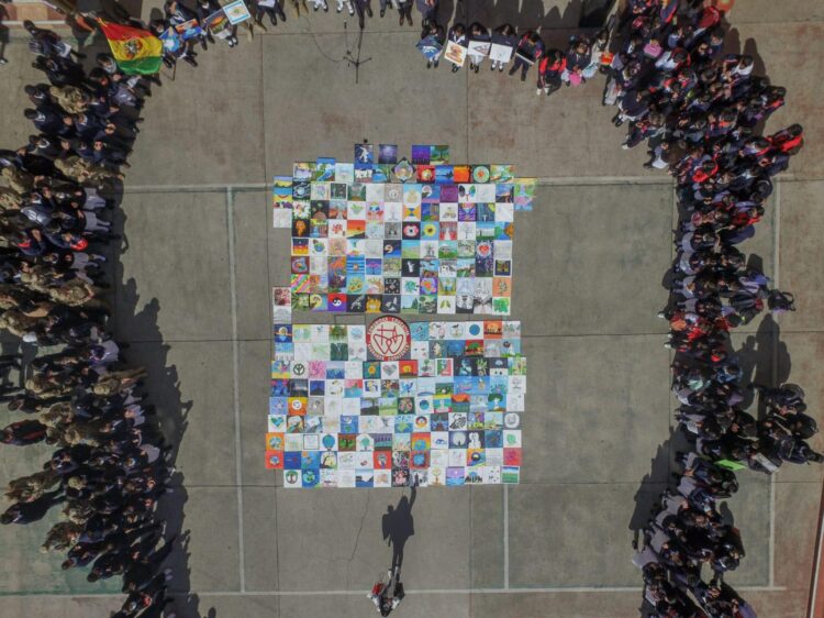 Estudiantes de La Paz suman 300 obras al mosaico más grande de la historia