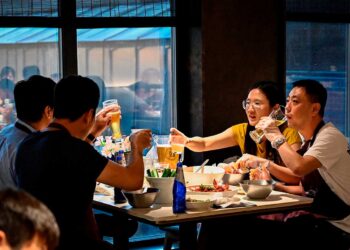 Los pekineses celebran la reapertura de los restaurantes