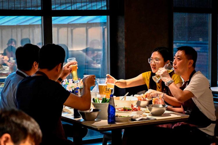 Los pekineses celebran la reapertura de los restaurantes