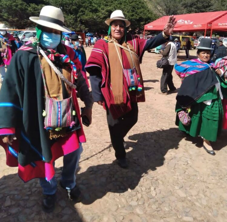 El maestro rural que se hizo viral por su entusiasmo. Foto:QAMASA.COM