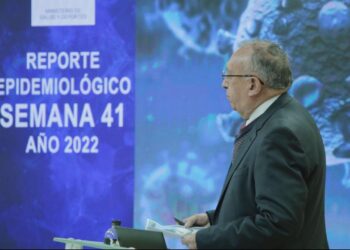 El director nacional de Epidemiología, Freddy Armijo da el reporte 41 del comportamiento del COVID-19 en el país. Foto: Ministerio de Salud.