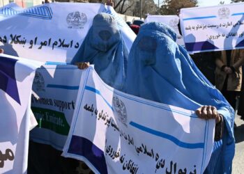 Mujeres con velo se manifiestan en apoyo a los talibanes en Kabul