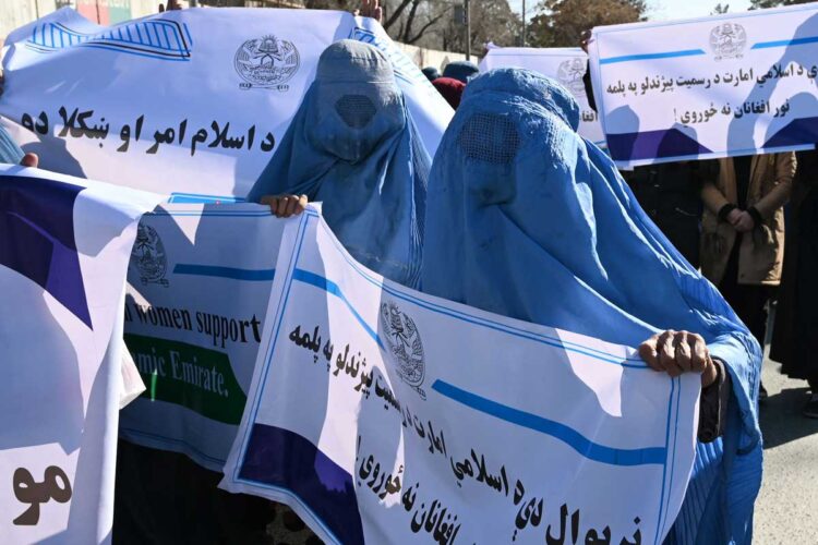 Mujeres con velo se manifiestan en apoyo a los talibanes en Kabul