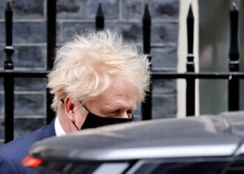 Johnson pende de un hilo tras el alud de dimisiones en su gobierno