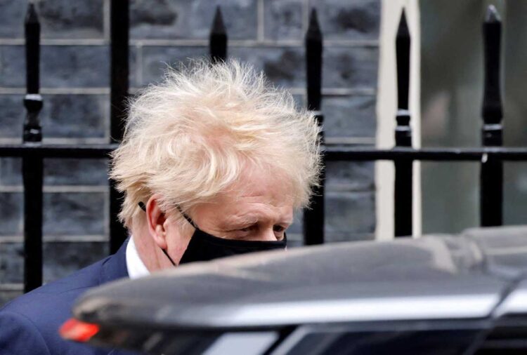 Johnson pende de un hilo tras el alud de dimisiones en su gobierno