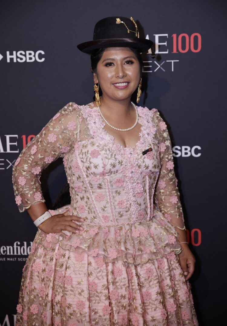 La alcaldesa Eva Copa desfila por la alfombra de la revista Time. Foto: AFP