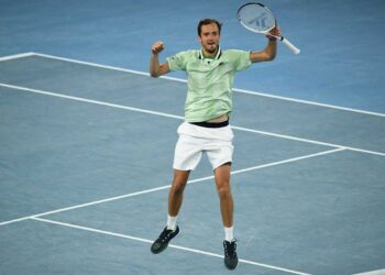 Medvedev pasa con sobresaltos a semifinales en Melbourne, jugará con Tsitsipas