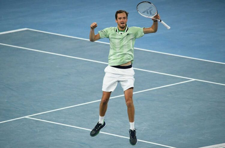 Medvedev pasa con sobresaltos a semifinales en Melbourne, jugará con Tsitsipas