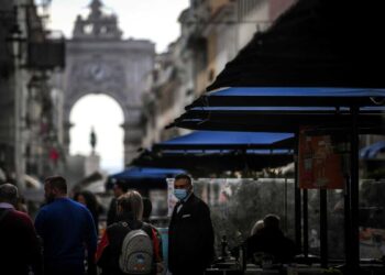 Sobrevivir con el salario minimo, el gran tema de la campaña electoral en Portugal