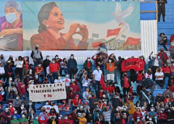 Xiomara Castro asume presidencia de una Honduras pobre y migrante