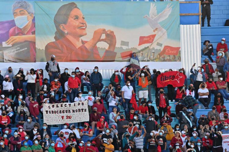 Xiomara Castro asume presidencia de una Honduras pobre y migrante