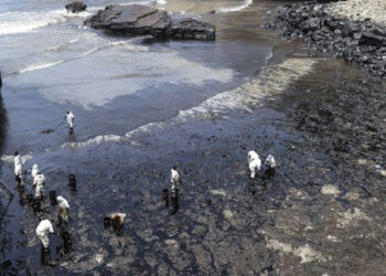 Fiscalía pide prohibir salir de Perú a cuatro directivos de Repsol tras el derrame de crudo