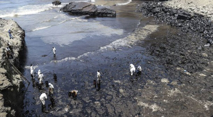 Fiscalía pide prohibir salir de Perú a cuatro directivos de Repsol tras el derrame de crudo