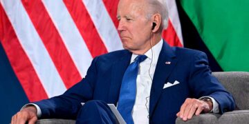 Biden se reúne con familiares de estadounidenses presos en Rusia