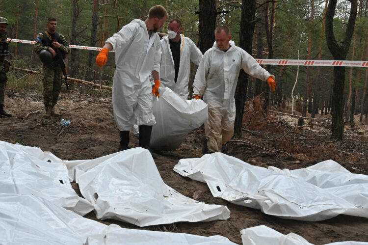 Presidencia de la UE pide tribunal para crímenes de guerra tras fosas comunes en Ucrania