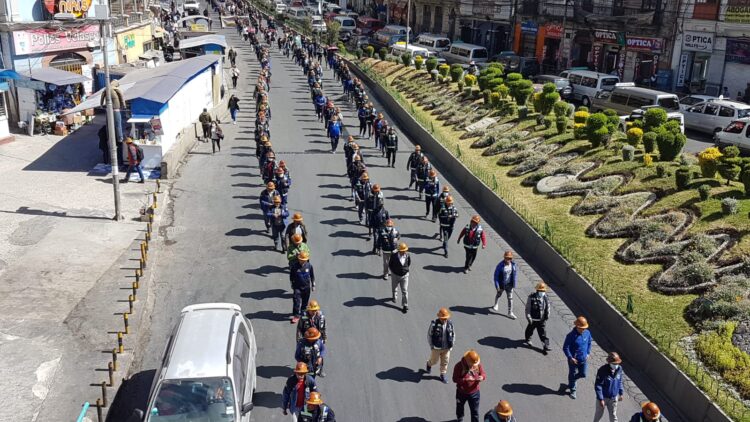 Una masiva movilización de los afiliados de la Federación Regional de Cooperativas Mineras La Paz (Ferecomin LP). Foto: APG