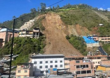 Un alud sepulta decenas de casas en un pueblo de Perú