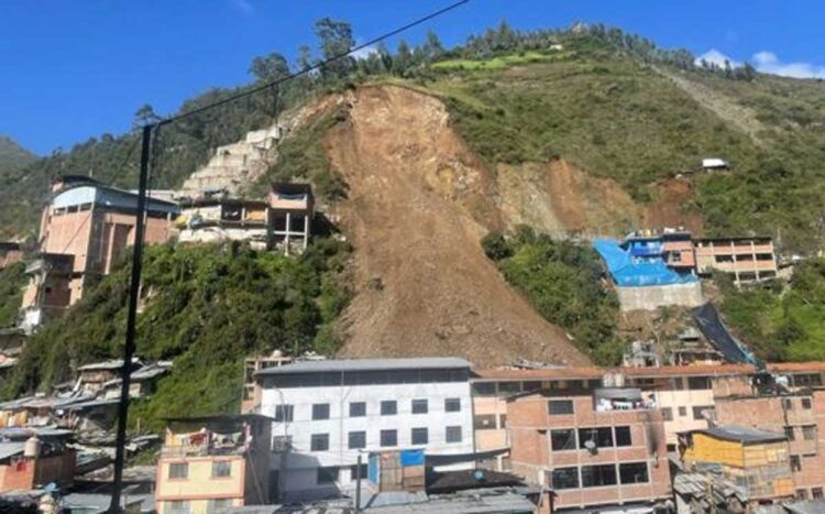 Un alud sepulta decenas de casas en un pueblo de Perú