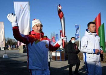 El curling da inicio a las pruebas de los Juegos de Invierno mientras la llama recorre Pekín